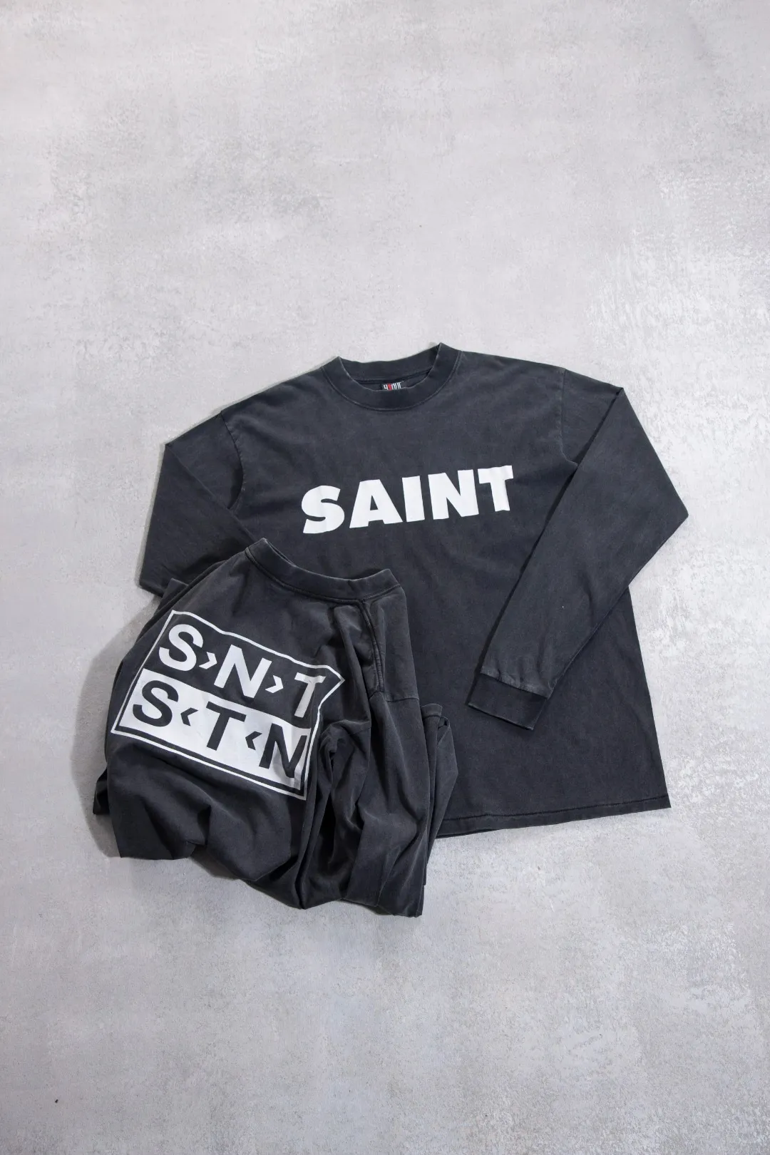 8065 P158 Saint Michael is a Japanese street fashion brand co-founded in 2020 by Japanese designer Yuta Hosokawa (director of READYMADE) and American visual artist Cali Thornhill DeWitt. The brand name is derived from "Saint Michael" (the archangel) in religious imagery, which symbolizes strength and protection. Its core concept combines American street culture, religious art and Japanese retro aesthetics, and is committed to conveying the "sense of time" and counterculture spirit through distressed craftsmanship, artistic co-branding and narrative design. Brands often break the boundaries between fashion and pop culture through cross-border cooperation (such as animation, music, art), such as co-branding with classic IPs such as "Saint Seiya", "Pluto" and "One Piece", combining the two-dimensional feelings with streetwear to form a unique cultural symbol. Fully matched. Tube-woven fabrics without side seams are dyed and washed. The most popular Japanese artist brands are famous for their unique heavy-duty distressing. The pattern highlights the strong belief, with a high weight of 260g! The fabric is thick, the garment is dyed and washed, and sandblasted. It can be said that each finished product is unique! SAINTXXXX washed and distressed long-sleeved black S (chest 56, length 72, sleeve length 65, shoulder width 53) M (chest 58, length 74, sleeve length 66, shoulder width 54) L (chest 60, length 76, sleeve length 67, shoulder width 55) XL (chest 62, length 78, sleeve length 68, shoulder width 56) recommended 170cm and below, 80-130kg S 170-175cm, 130-150kg M 175-180cm, 150-170kg L 180-185cm, 170-190kg XL